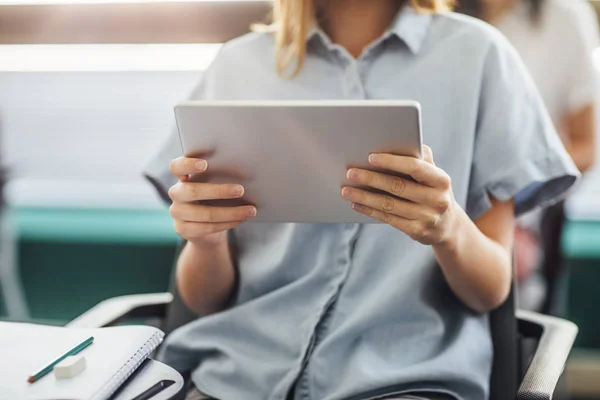 Studente utilizzando tablet — Foto Stock