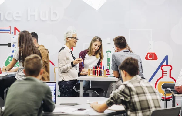 Studenti delle scuole superiori con classe di chimica — Foto Stock