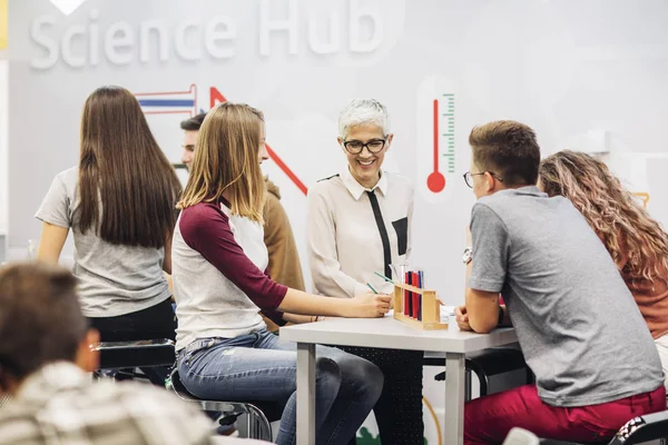 Estudantes do ensino médio tendo aula de química — Fotografia de Stock