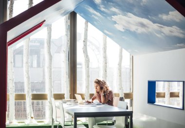 Modern lise sınıf okuyan kız