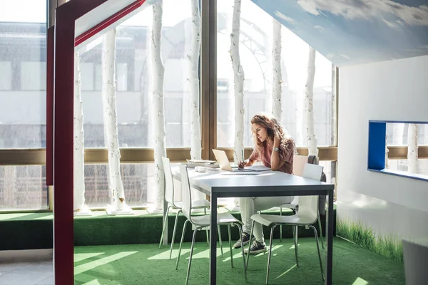 Ragazza che studia alla scuola superiore moderna — Foto Stock