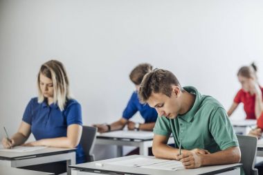 öğrenciler bir sınava