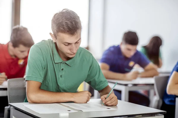 Studenten die een examen — Stockfoto
