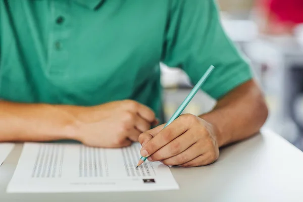 Estudiante tomando un examen — Foto de Stock