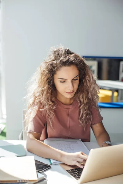 Estudiante chica escribiendo en el ordenador portátil — Foto de Stock