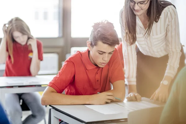 Professor Helping to Sudent — Stock Photo, Image