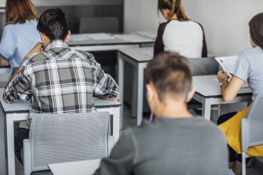 Öğrenciler sınıf oturma