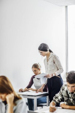 Sınav veren öğretmen