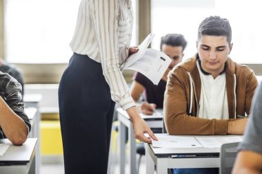 Sınav veren öğretmen