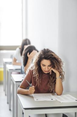 Öğrenciler sınav yapıyor