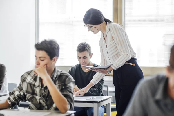 Lärare ger ut examen — Stockfoto