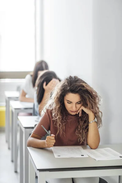 Estudantes fazendo exame — Fotografia de Stock