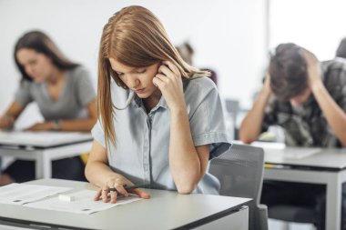 Öğrenciler sınav yapıyor