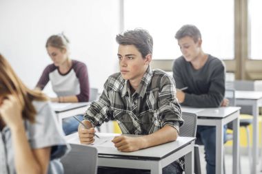 Öğrenciler sınav yapıyor