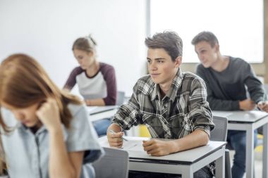 Öğrenciler sınav yapıyor