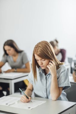 Öğrenciler sınav yapıyor