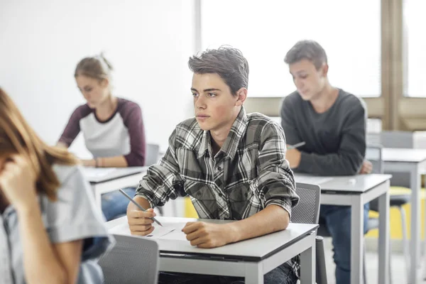 Öğrenciler sınav yapıyor