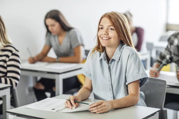 Gymnasiast macht Prüfung — Stockfoto