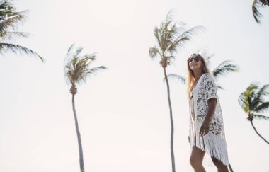 Kumsaldaki genç kadın. 