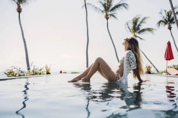 Yaz aylarında egzotik Resort adlı kadının