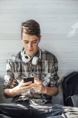 Cep telefonundan yazarak öğrenci