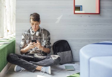 Cep telefonundan yazarak öğrenci