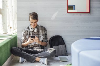 Cep telefonundan yazarak öğrenci