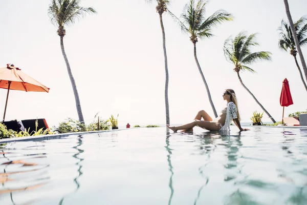 Yaz aylarında egzotik Resort adlı kadının