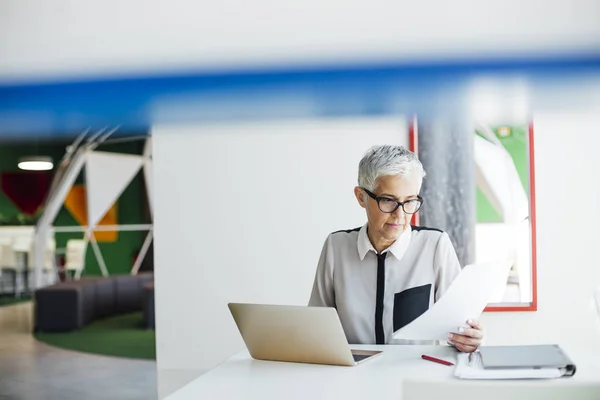 Teacher Grading Exam Papers — Stock Photo, Image