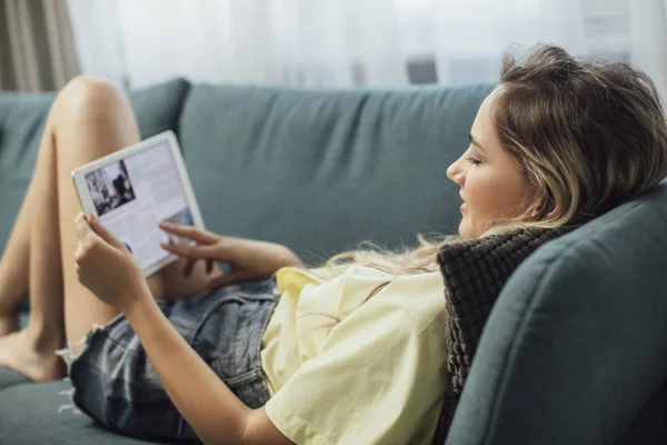 Kvinna Enjoyig tid hemma och använda surfplatta — Stockfoto