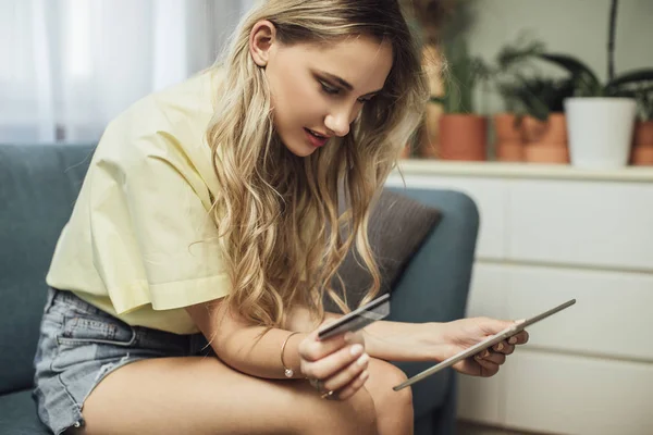 Femme utilisant une tablette et une carte de crédit — Photo