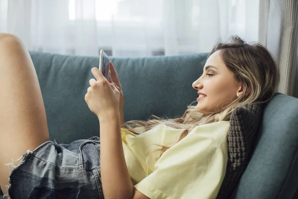 Mujer joven escribiendo en el teléfono celular — Foto de Stock