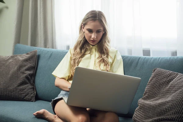 Mulher digitando no laptop — Fotografia de Stock