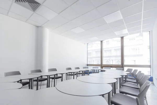 Sala de aula redonda vazia — Fotografia de Stock