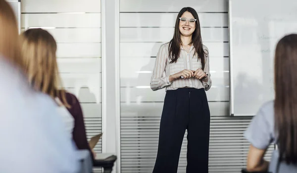 Mujer profesora haciendo presentación en la escuela —  Fotos de Stock