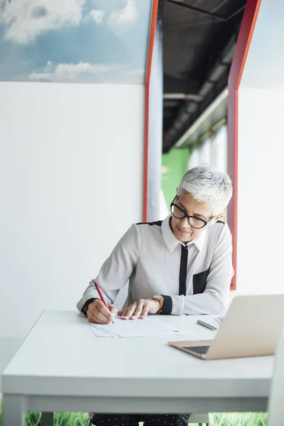 Teacher Grading Exam Papers — Stock Photo, Image