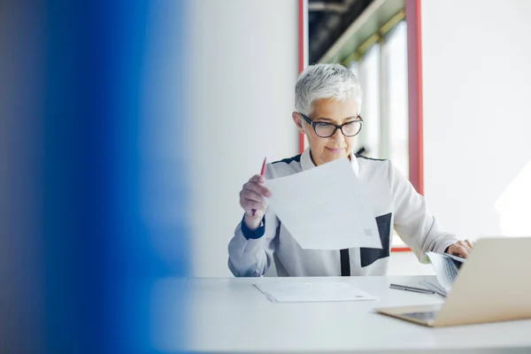 Profesora calificando exámenes — Foto de Stock