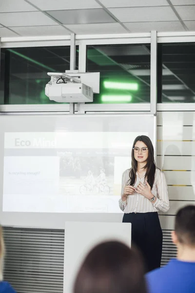 Donna educatrice Fare presentazione — Foto Stock