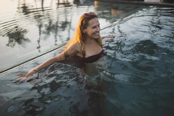 Γυναίκα απολαμβάνοντας στην πισίνα — Φωτογραφία Αρχείου