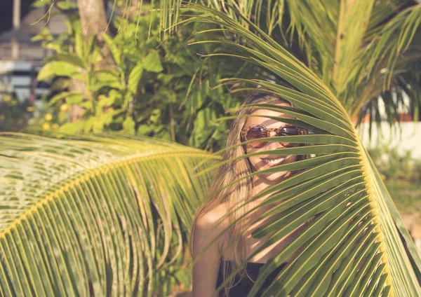 Femme se cachant dans les feuilles de palmier — Photo