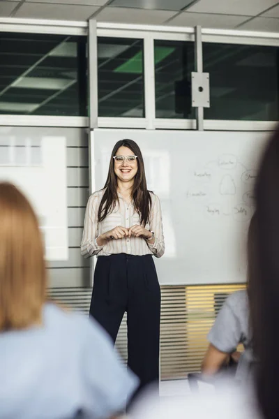 Kvinna lärare göra Presentation — Stockfoto