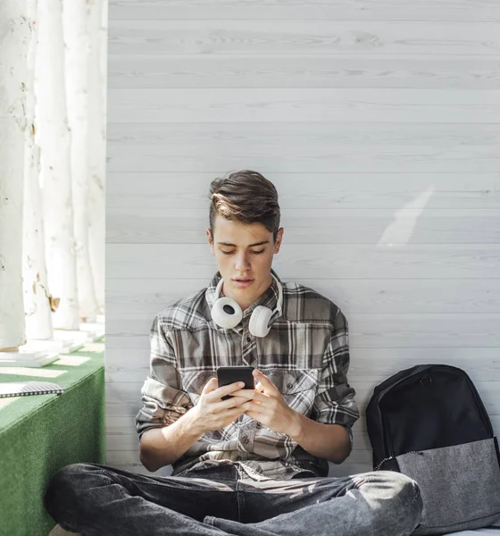 Estudante digitando no celular — Fotografia de Stock