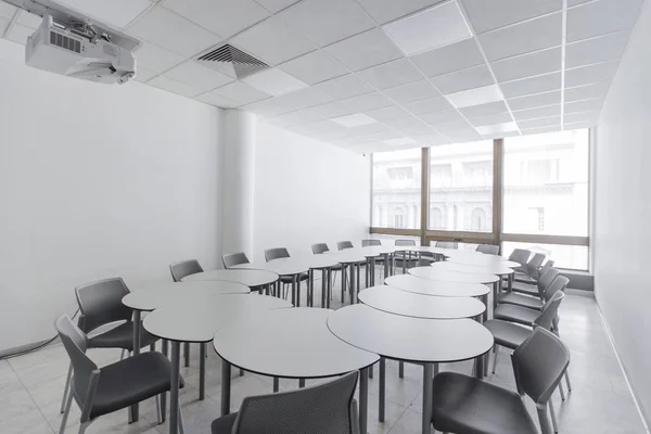 Sala de aula redonda vazia — Fotografia de Stock