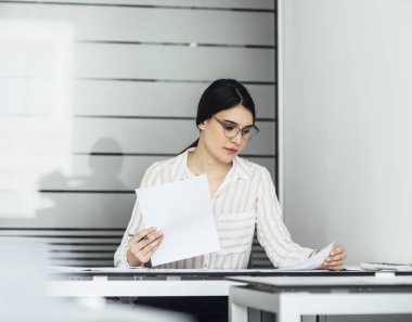 Kadın öğretmen sınıf çalışma