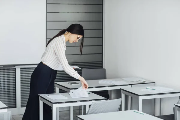 Profesor repartiendo documentos de examen — Foto de Stock