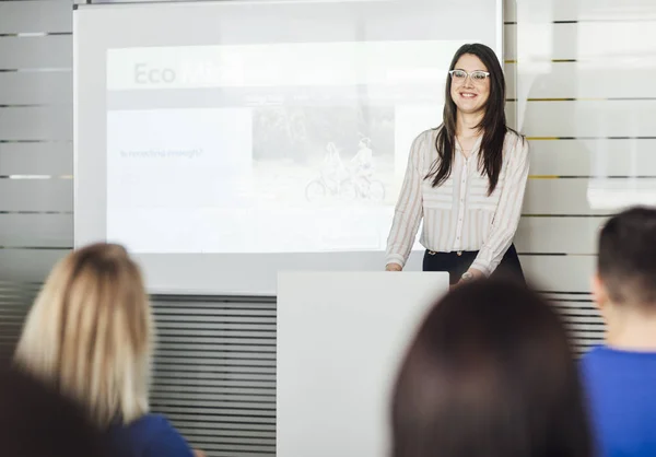 Mulher educadora fazendo apresentação — Fotografia de Stock