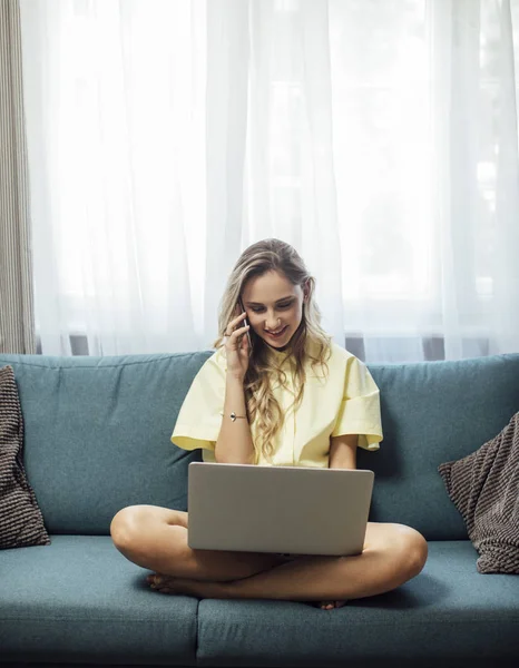 Vrouw met behulp van technologie — Stockfoto