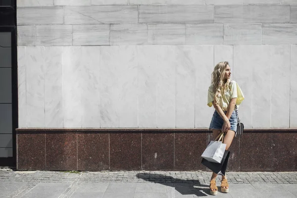 Mulher posando com sacos de compras — Fotografia de Stock