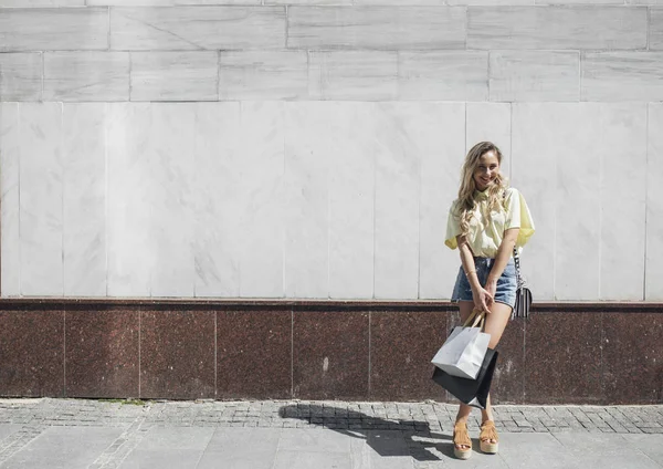 Mulher posando com sacos de compras — Fotografia de Stock