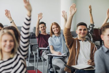 Öğrenci soruyu cevaplamak için eller yükselen